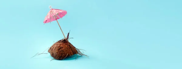 Coconut Halv Med Papper Paraply Sommar Semester Minimal Kreativ Koncept — Stockfoto