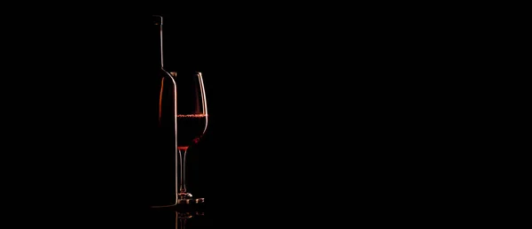 优雅的红酒杯和黑色底色的酒瓶 — 图库照片