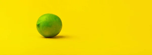 Fruta Fresca Limão Verde Sobre Fundo Amarelo — Fotografia de Stock