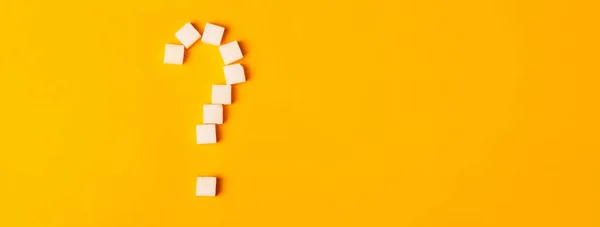 Witte Suikerklontjes Vorm Van Een Vraagteken Oranje Achtergrond Bovenaanzicht Dieet — Stockfoto