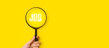 iş arama konsepti, yazıtlar ve sarı arkaplanda büyüteç