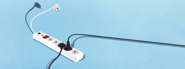 Akrep güç uzatma kablosu, tehlikeli voltaj ve pahalı elektrik kavramı