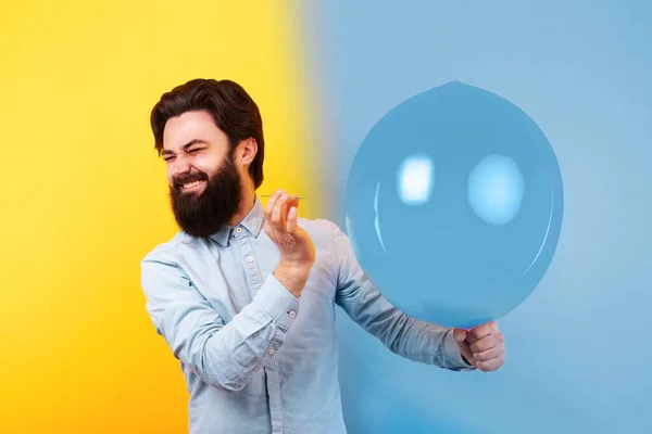 Man Houdt Naald Gele Luchtballon Een Moment Voordat Bel Barst — Stockfoto