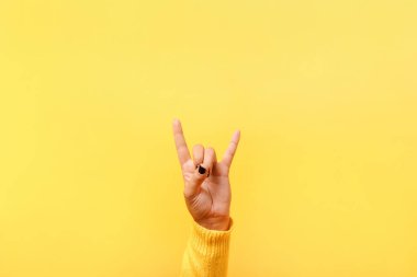 Sarı arka planda rock 'n roll tabelası