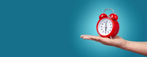 Relógio Vermelho Com Alarme Mão Sobre Fundo Azul Acordar Conceito — Fotografia de Stock