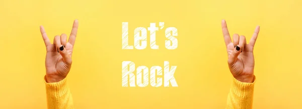 Rock Roll Znak Nad Modnym Żółtym Tle Panoramiczny Obraz Napisem — Zdjęcie stockowe