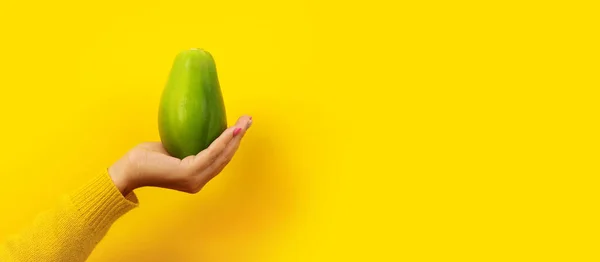 Mano Mujer Sosteniendo Papaya Verde Sobre Fondo Amarillo Concepto Comida — Foto de Stock