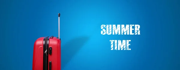 红色旅行手提箱和夏季题词 全景图像 — 图库照片