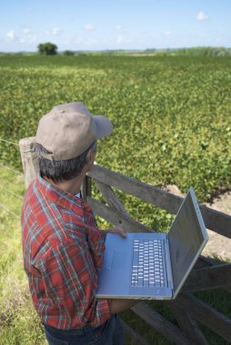 Dizüstü bilgisayar tutan adam