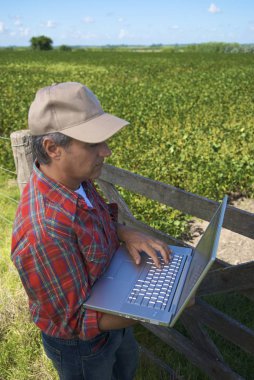 dizüstü bilgisayar kullanan adam