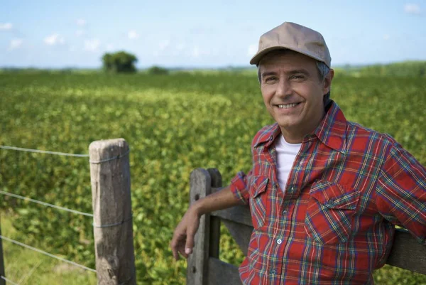 Hombre sosteniendo portátil — Foto de Stock