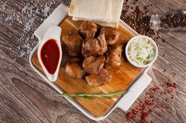 domuz eti şiş ile turşu onio beyaz bir tabak içinde ahşap bir gemide