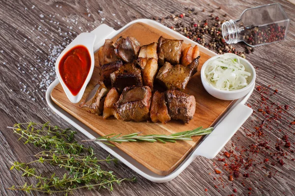 karaciğer beyaz Kupası ve civarında bir ahşap tahta üzerinde şiş