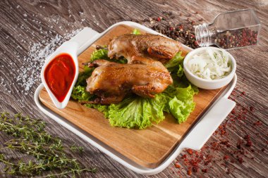 Bıldırcınlar bir ahşap tahta ve aro dökülüp beyaz bir tabak ızgara