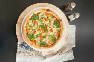 Keten bir havlu ile ahşap bir gemide vejetaryen pizza cihazı
