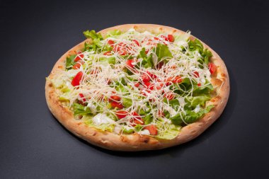 Pizza Sezar mat siyah tahtasında