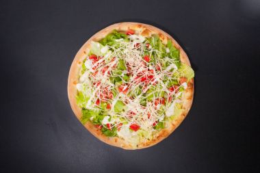 Pizza Sezar mat siyah tahtasında