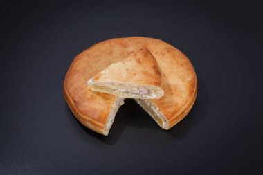 Bir tebeşir tahtası üzerinde Pişmiş pasta Kournik