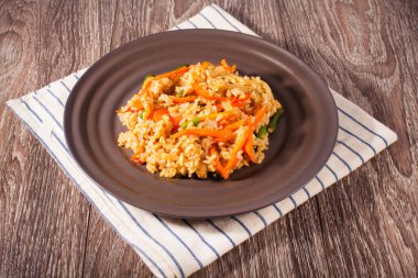 keten bir havlu üzerinde kahverengi bir fincan sebzeli pilav. Vejetaryen Gıda, sağlıklı kavramı yeme