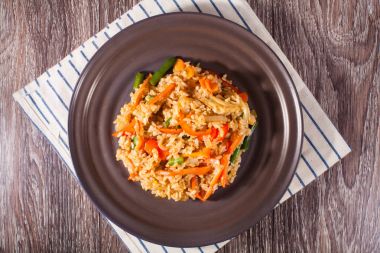 keten bir havlu üzerinde kahverengi bir fincan sebzeli pilav. Vejetaryen Gıda, sağlıklı kavramı yeme