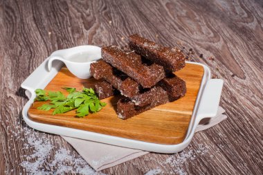 ahşap arka plan ve keten havlu sarımsaklı kruton