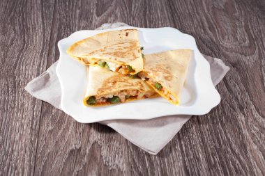 Quesadilla tavuk ve sos ile
