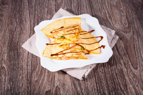 Quesadilla pastırma ve sos ile