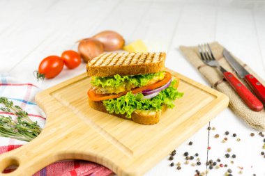 sandviç ile sebze, sebze ve otlar ile ahşap bir gemide