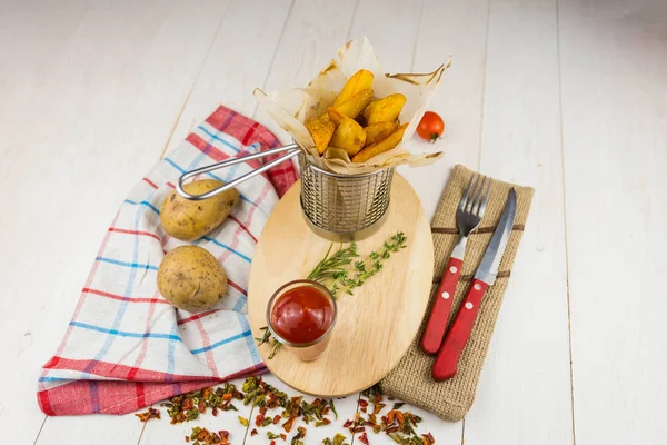 Aardappelen rustieke op een houten achtergrond met tomatensaus met bestek — Stockfoto