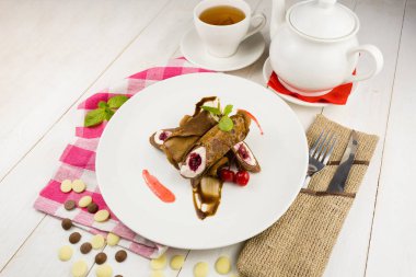 Kiraz ile tatlı çikolatalı krep