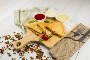 reçel ve bal ile krep, haşlanmış yoğunlaştırılmış süt