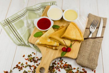 reçel ve bal ile krep, haşlanmış yoğunlaştırılmış süt