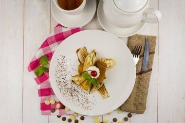 Krep muz ve krem şanti ile