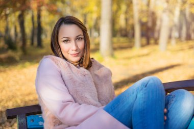 Sonbahar parkta bir bankta yalan kız