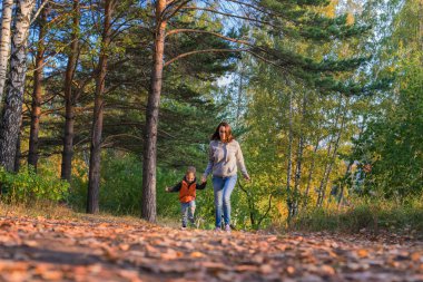 Anne ve oğlu sonbahar Orman yolundaki üzerinde çalışan