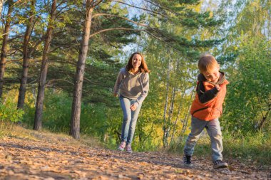 Anne ve oğlu sonbahar Orman yolundaki üzerinde çalışan