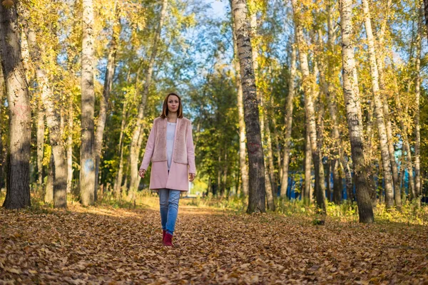 Young girl walking in the autumn forest. — Stock Photo, Image