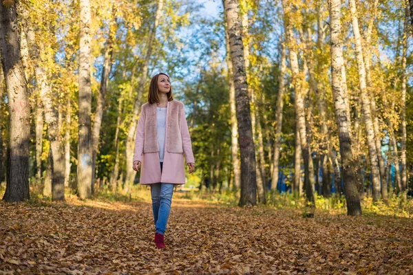 Молодая девушка, гуляющая в осеннем лесу . — стоковое фото