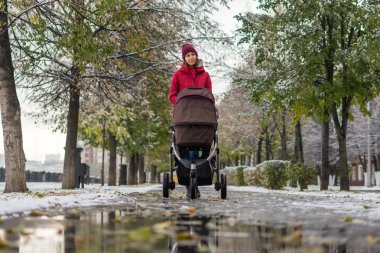 Kız bebek arabası ile sokak üzerinde yürüyüş