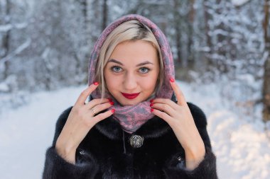 Bir kış ormandaki bir kız portresi