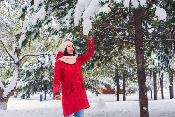 Девушка держит ветку со снегом — стоковое фото