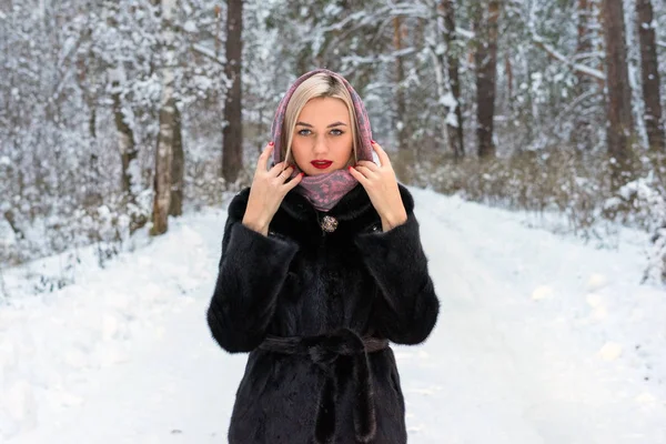 Porträt eines Mädchens im Winterwald — Stockfoto