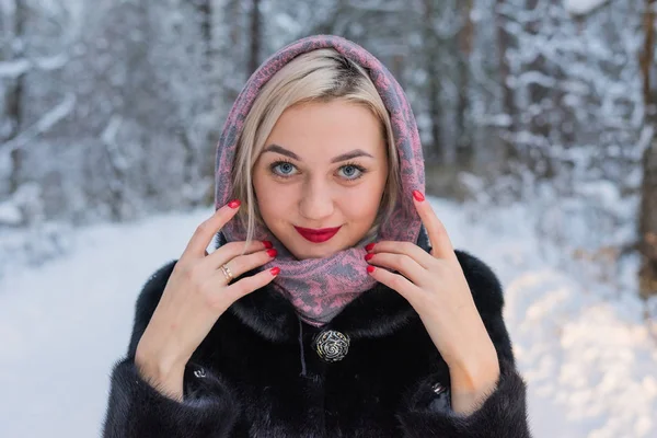 Porträt eines Mädchens im Winterwald — Stockfoto