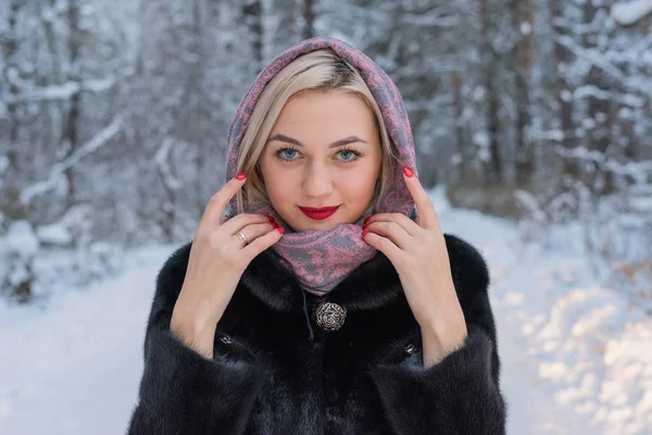 Портрет молодой девушки в зимнем лесу — стоковое фото