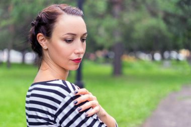 Bir parkta onun omuz ayakta yandan kızla