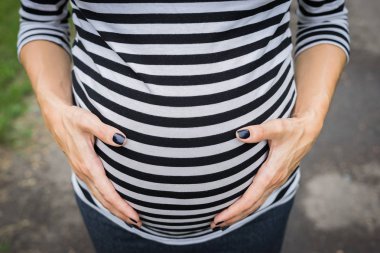 Karın hamile kadının ellerinde