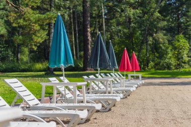 Şezlong şemsiye ile