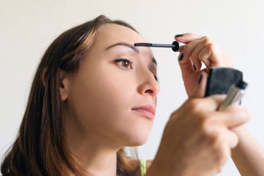 Kız renk tonları kaş fırçası