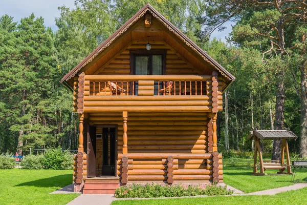 Ferienhaus mit Balkon im Wald. — Stockfoto