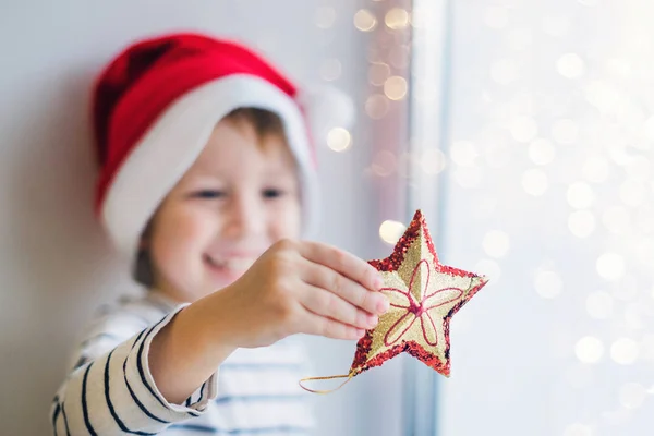 Мальчик держит рождественскую звезду — стоковое фото